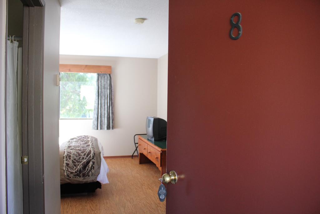 The Bamfield Motel Salmon Beach Exterior foto