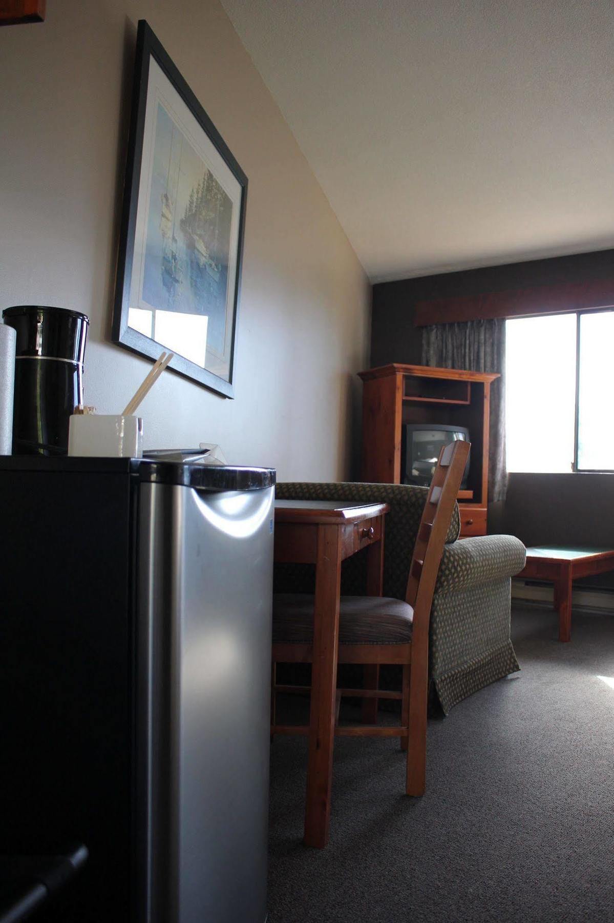 The Bamfield Motel Salmon Beach Exterior foto