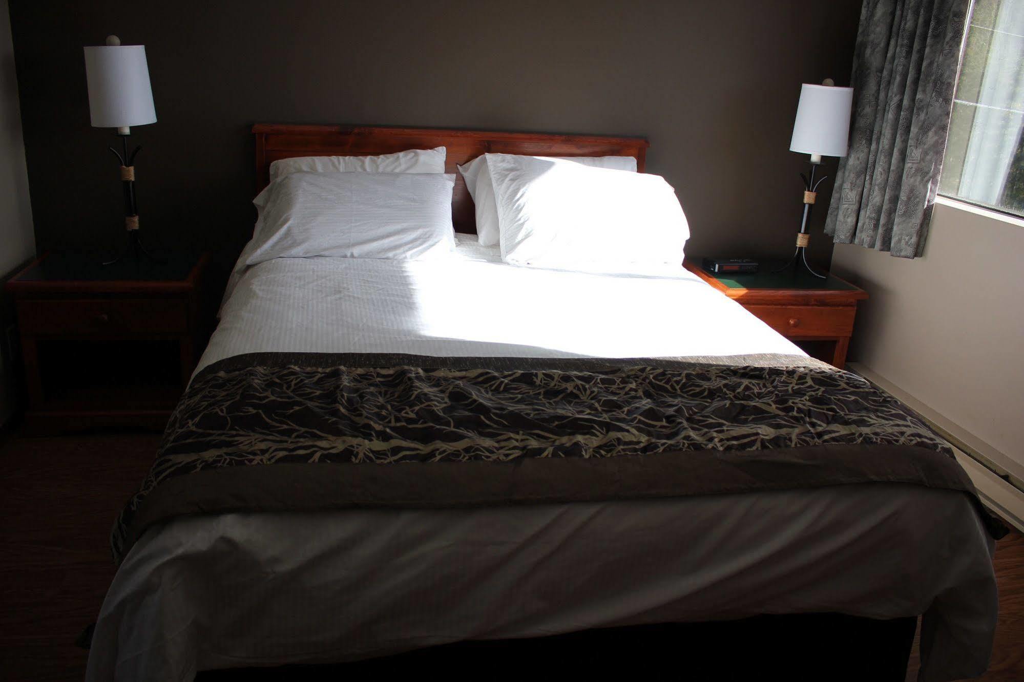 The Bamfield Motel Salmon Beach Exterior foto